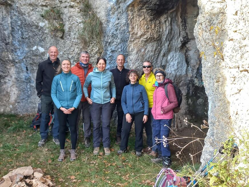 Devant la grotte Devant la grotte
